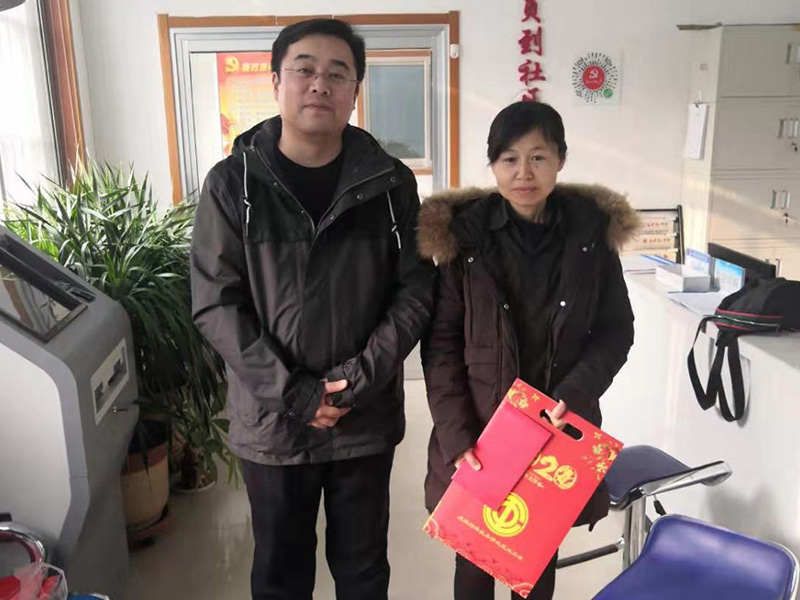 公司領(lǐng)導(dǎo)走訪、慰問社區(qū)困難家庭